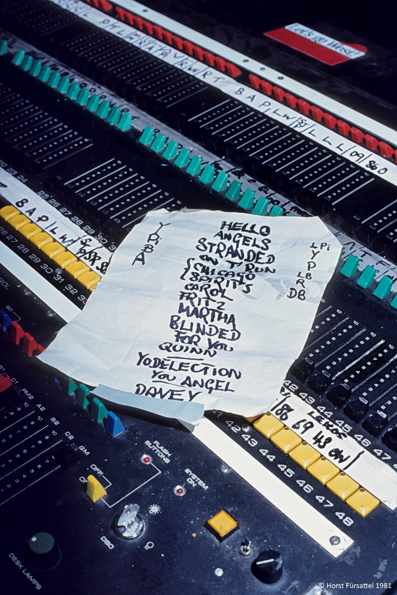 Setlist on the light mixer. Manfred Manns Earth Band, 1981, Hof/Bayern. Foto: Horst Fürsattel